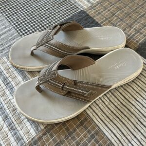 Clarks Tan and Gray Flip-Flops